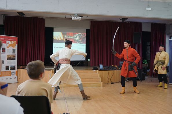 Lekcja ,,żywej historii” z grupą rekonstrukcyjną ,,Pospolite ruszenie” z Krakowa